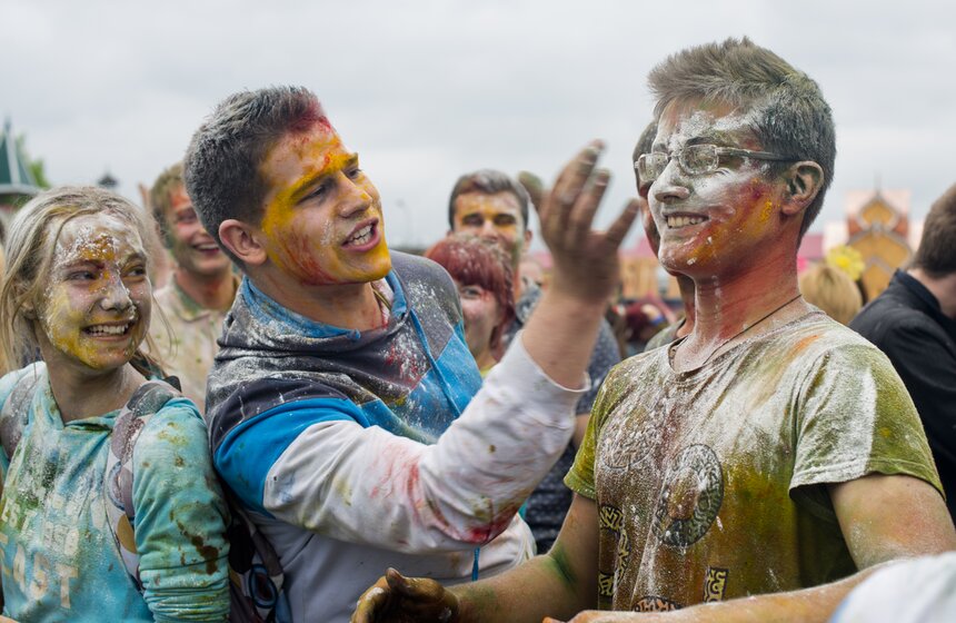 В столице проходит фестиваль красок "Холи" 15 фото