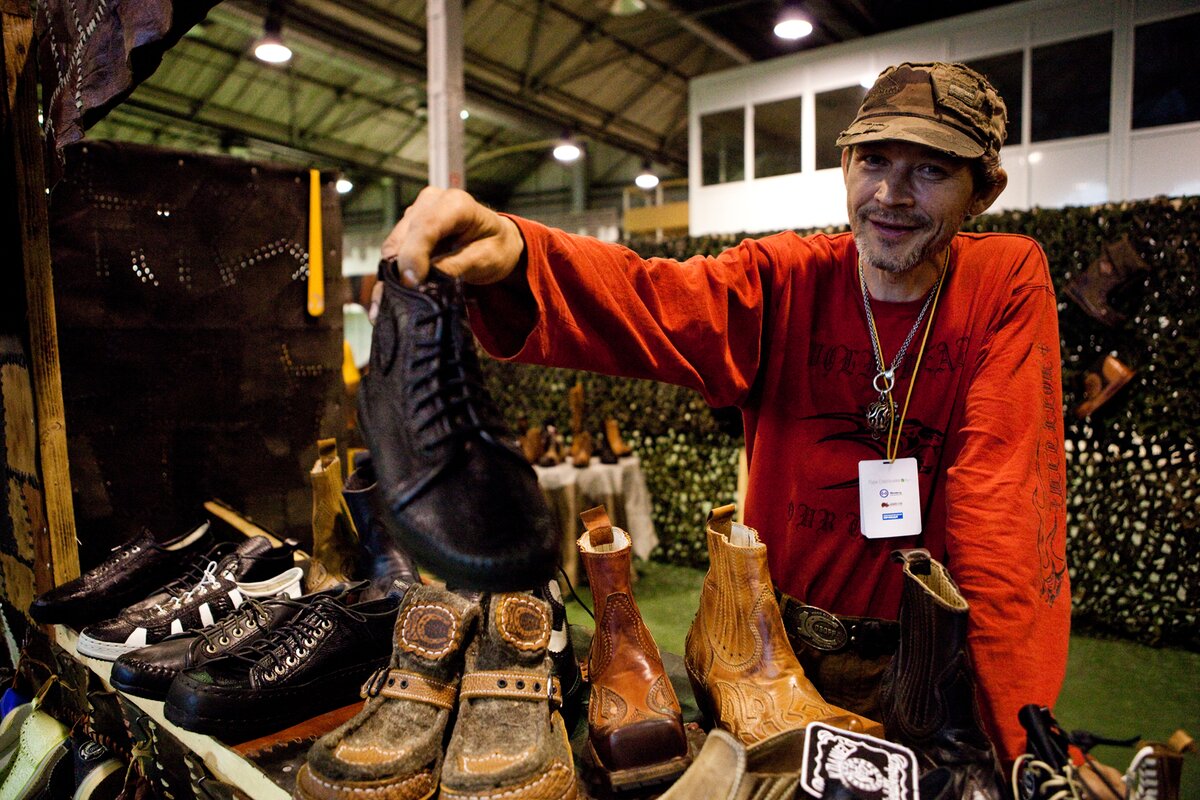 Мужчина выбирает обувь. Рынок обуви. Ботинки с рынка. Туфли с рынка. Продавец обуви.