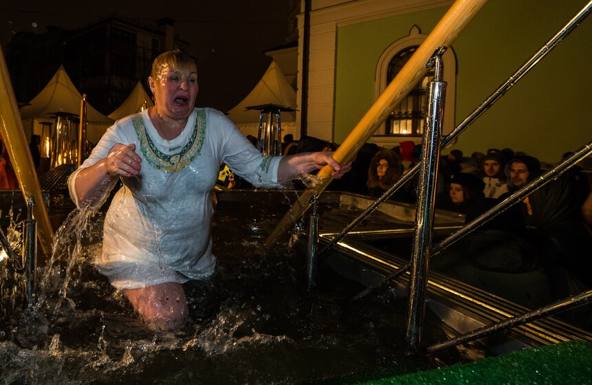 Крещенские купания в столице 22 фото