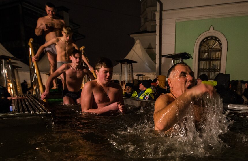 Крещенские купания в столице 14 фото