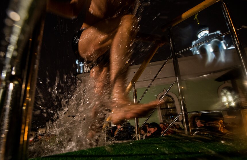 Крещенские купания в столице 16 фото