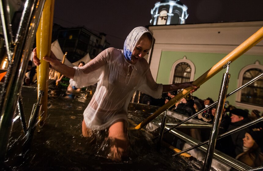 Крещенские купания в столице 17 фото