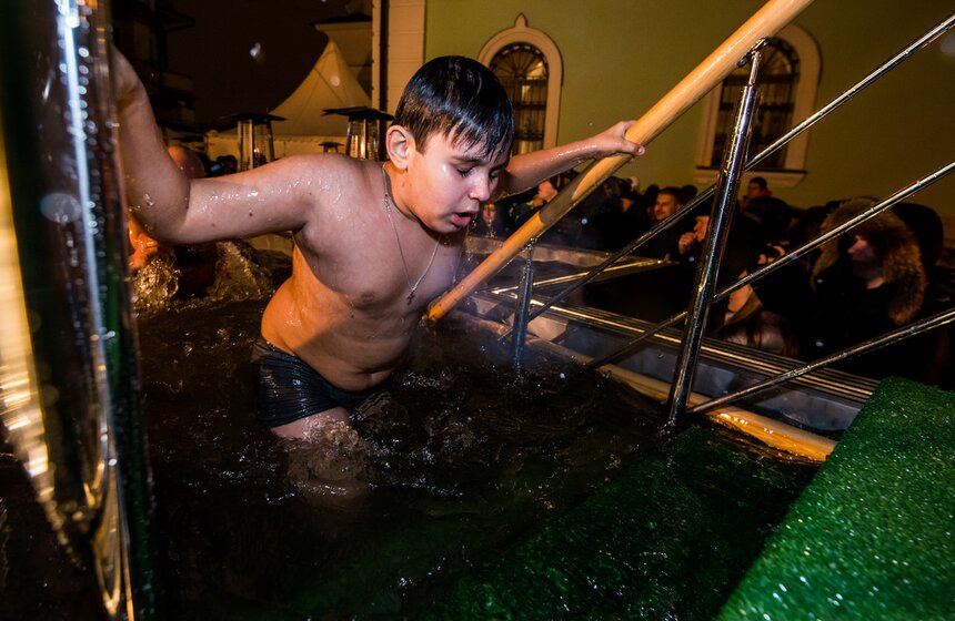 Крещенские купания в столице 18 фото