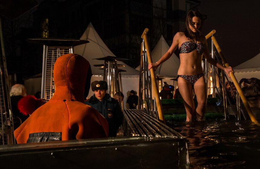 Крещенские купания в столице 13 фото