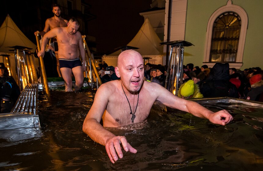 Крещенские купания в столице 5 фото