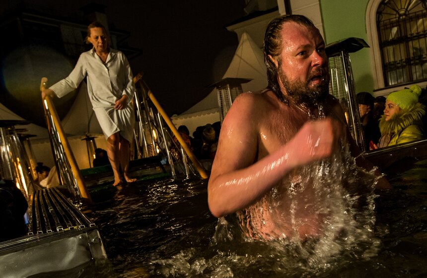 Крещенские купания в столице 12 фото