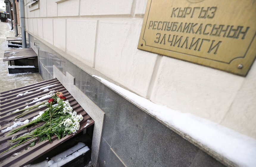 Москвичи несут цветы к посольству Киргизии 10 фото