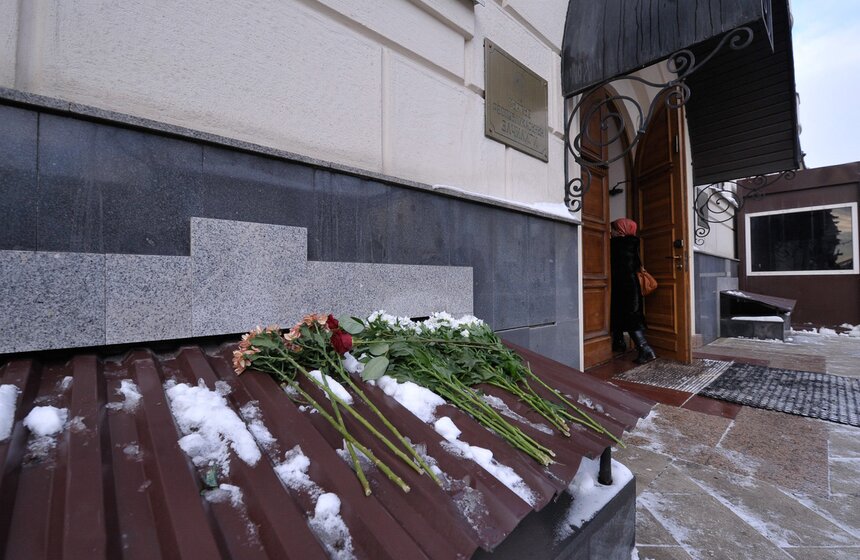 Москвичи несут цветы к посольству Киргизии 3 фото