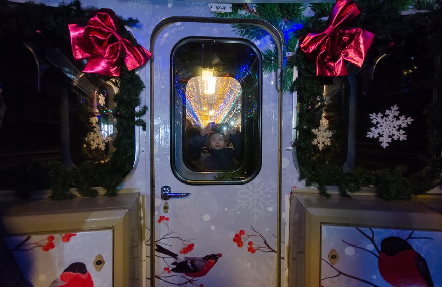 Новогодний поезд московского метро завершил работу. Фоторепортаж 16 фото