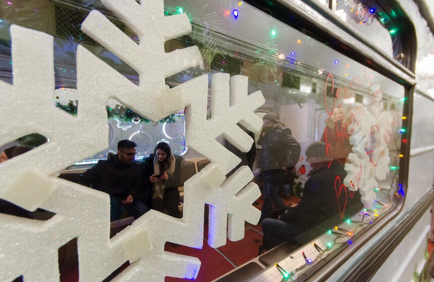 Новогодний поезд московского метро завершил работу. Фоторепортаж 14 фото