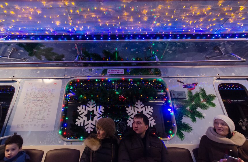 Новогодний поезд московского метро завершил работу. Фоторепортаж 6 фото
