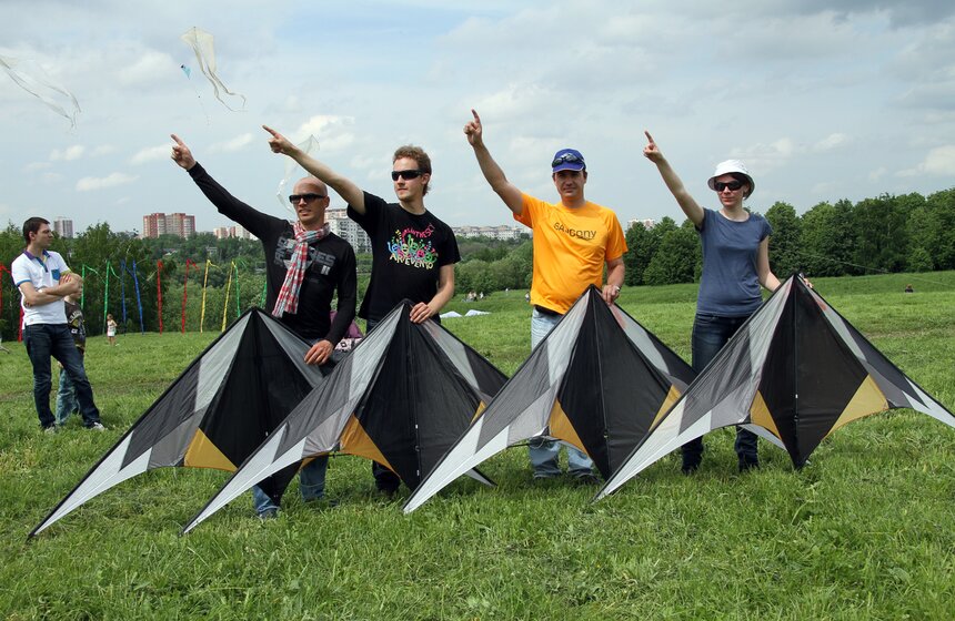 Воздушные змеи пилотажной группы Red Alert поднялись в воздух 7 фото