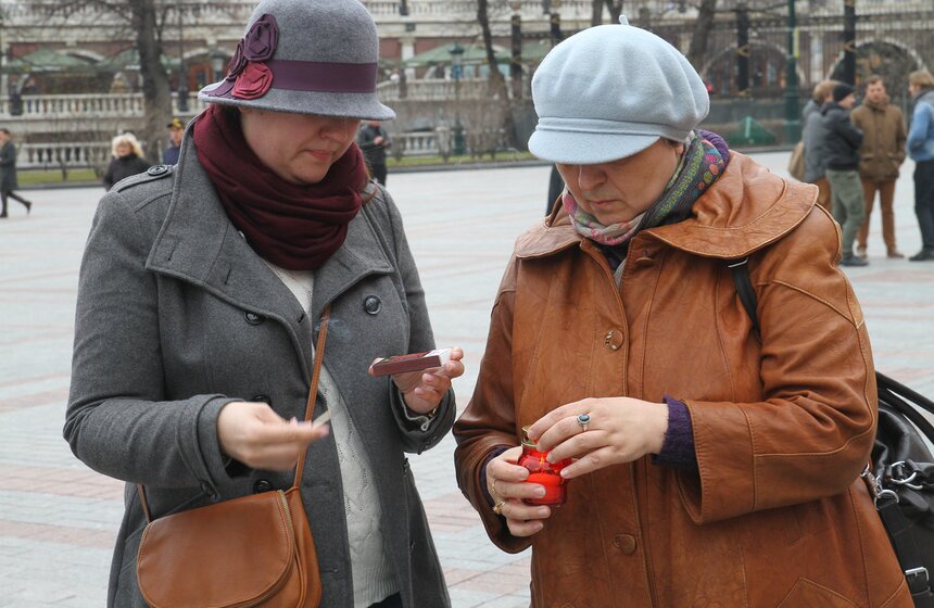 Москвичи почтили память жертв взрывов в петербургском метро 25 фото