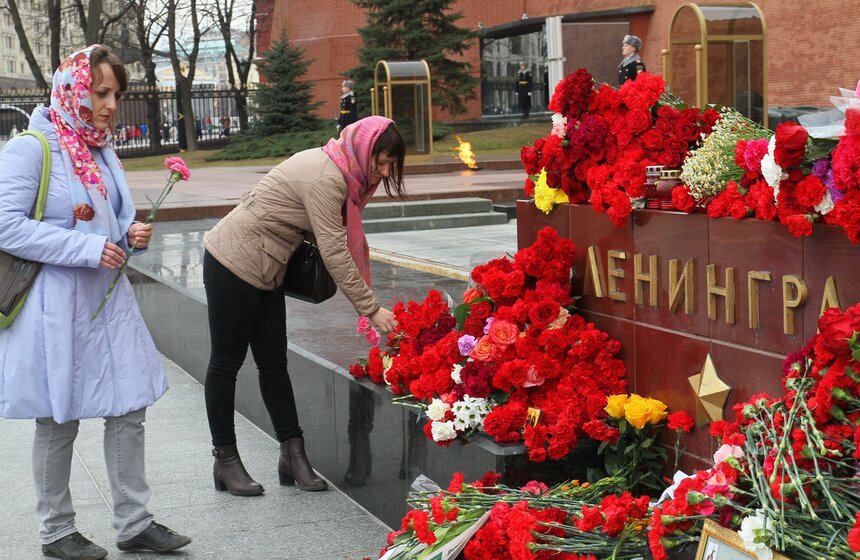 Москвичи почтили память жертв взрывов в петербургском метро 26 фото