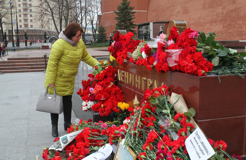 Москвичи почтили память жертв взрывов в петербургском метро 28 фото