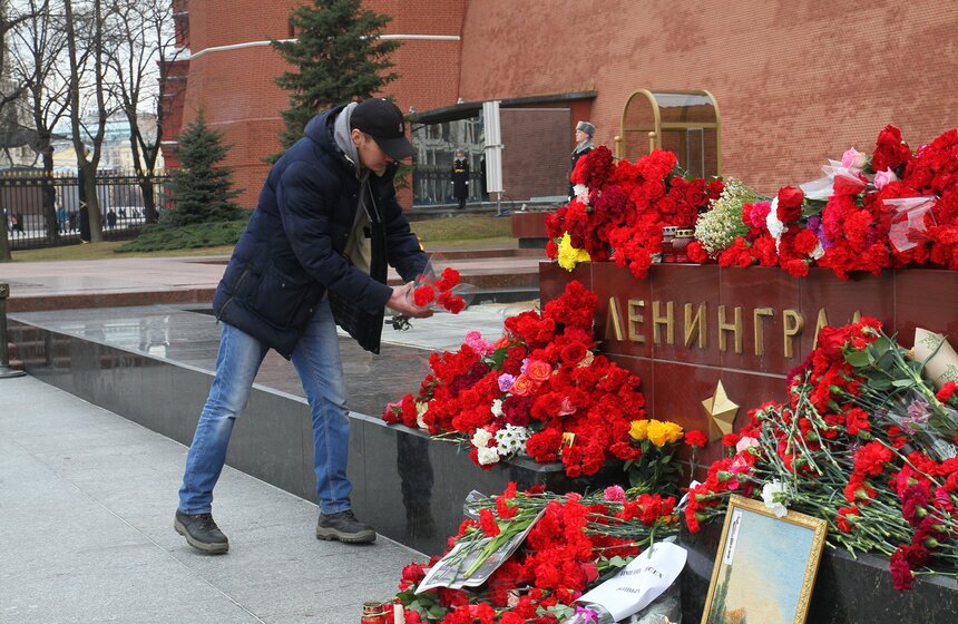 Москвичи почтили память жертв взрывов в петербургском метро 27 фото