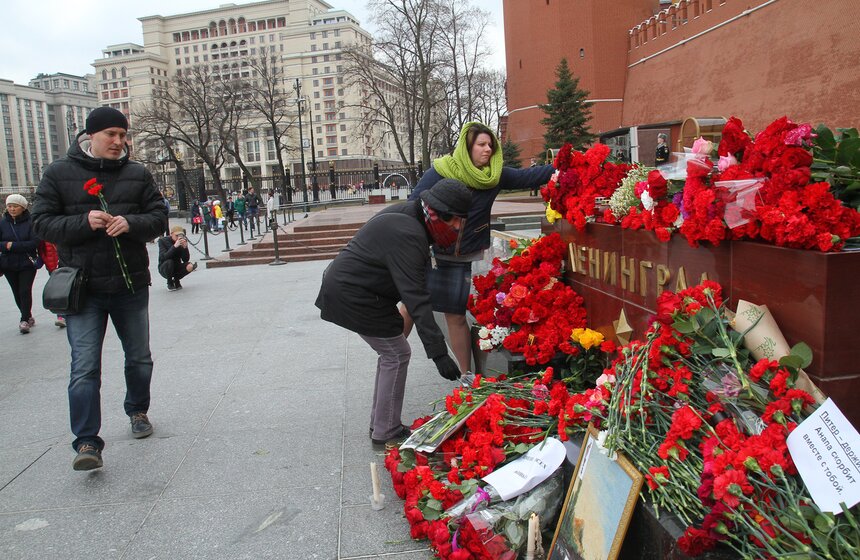 Москвичи почтили память жертв взрывов в петербургском метро 30 фото