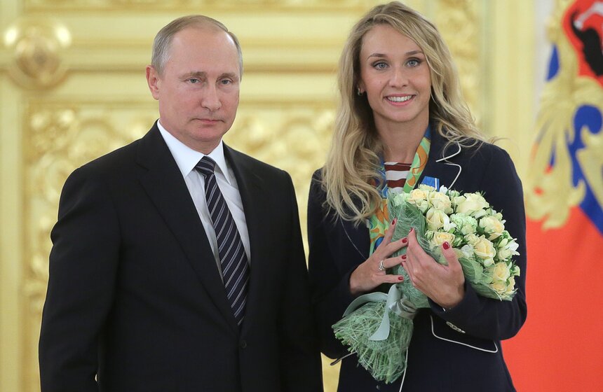 резидент России Владимир Путин и двукратная олимпийская чемпионка по синхронному плаванию Наталья Ищенко, награжденная орденом Почета, в Кремле на торжественной церемонии награждения членов олимпийской сборной России - победителей и призеров Олимпиады-2016 в Рио-де-Жанейро. Фото: ТАСС/Михаил Метцель