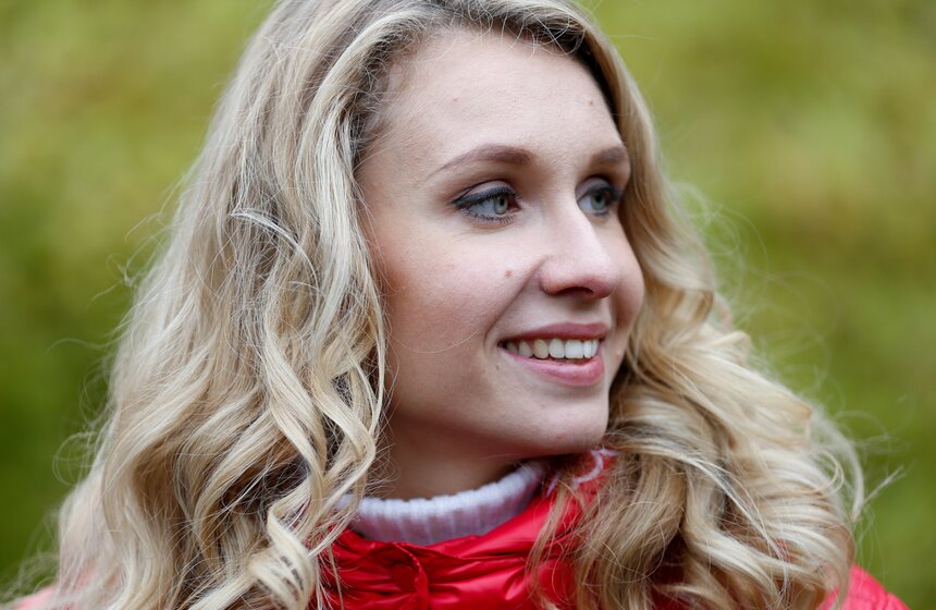 Посол Калининграда на ЧМ-2018, пятикратная олимпийская чемпионка по синхронному плаванию Наталья Ищенко во время акции, посвященной выбору талисмана чемпионата мира по футболу - 2018, в Калининградском зоопарке. Фото: ТАСС/Виталий Невар