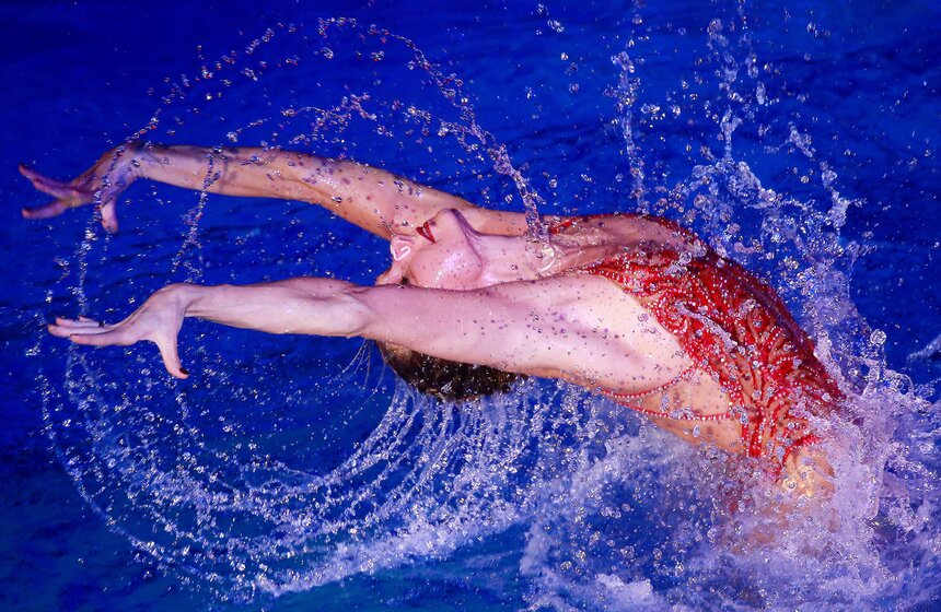 Чемпионка Олимпиады-2016 Наталья Ищенко во время выступления в шоу олимпийских чемпионок по синхронному плаванию в бассейне Дворца спорта "Динамо". Фото: ТАСС/Сергей Фадеичев