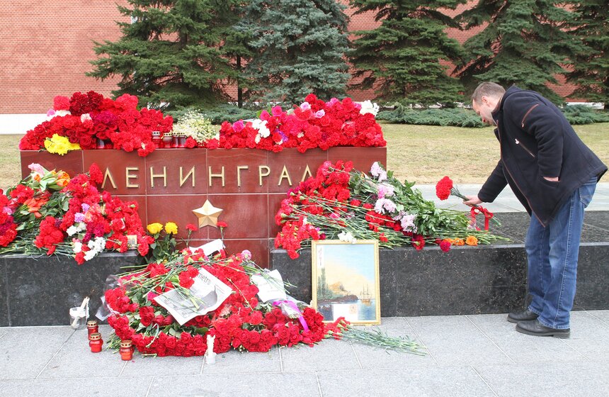 Москвичи почтили память жертв взрывов в петербургском метро 37 фото