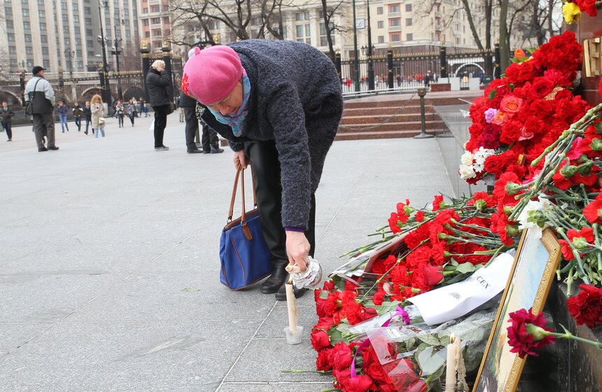 Москвичи почтили память жертв взрывов в петербургском метро 32 фото