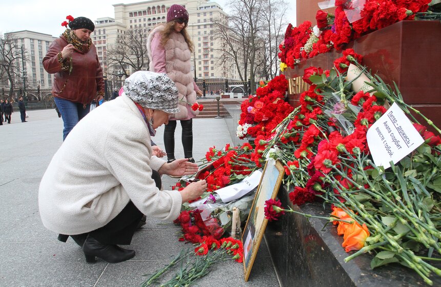Москвичи почтили память жертв взрывов в петербургском метро 31 фото