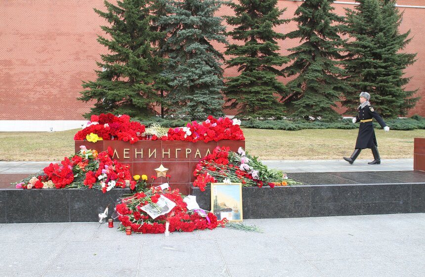 Москвичи почтили память жертв взрывов в петербургском метро 35 фото