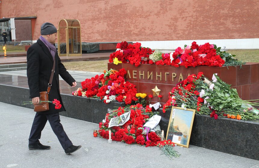 Москвичи почтили память жертв взрывов в петербургском метро 34 фото