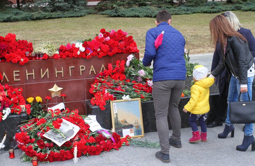 Москвичи почтили память жертв взрывов в петербургском метро 33 фото