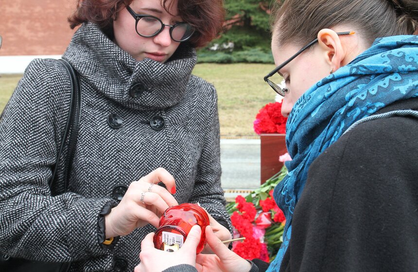 Москвичи почтили память жертв взрывов в петербургском метро 36 фото