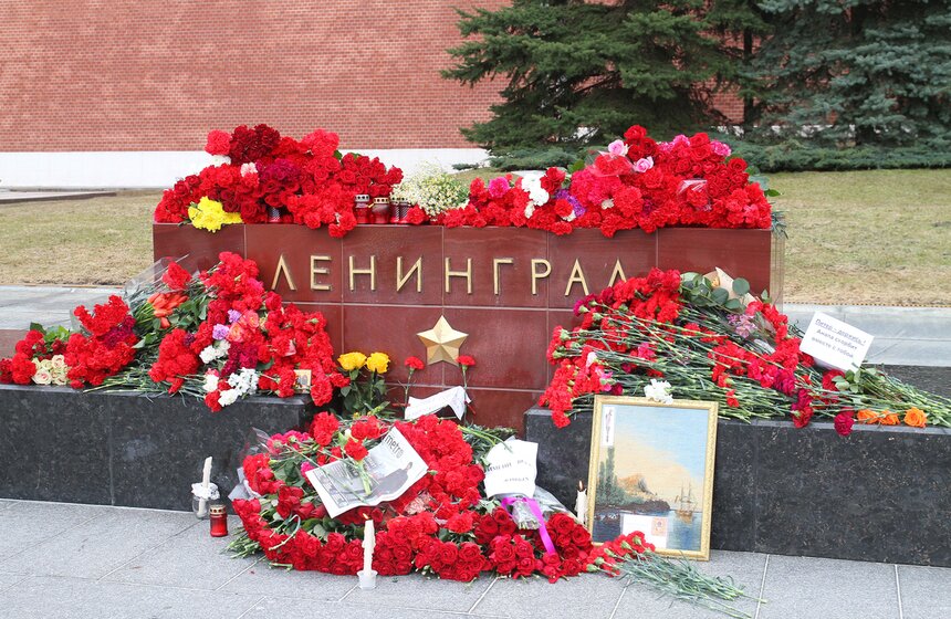 Москвичи почтили память жертв взрывов в петербургском метро 17 фото