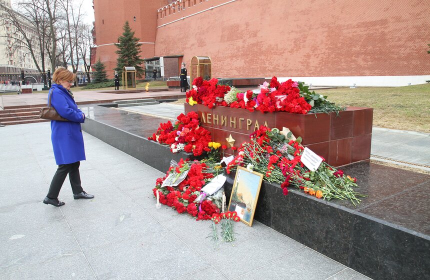 Москвичи почтили память жертв взрывов в петербургском метро 16 фото