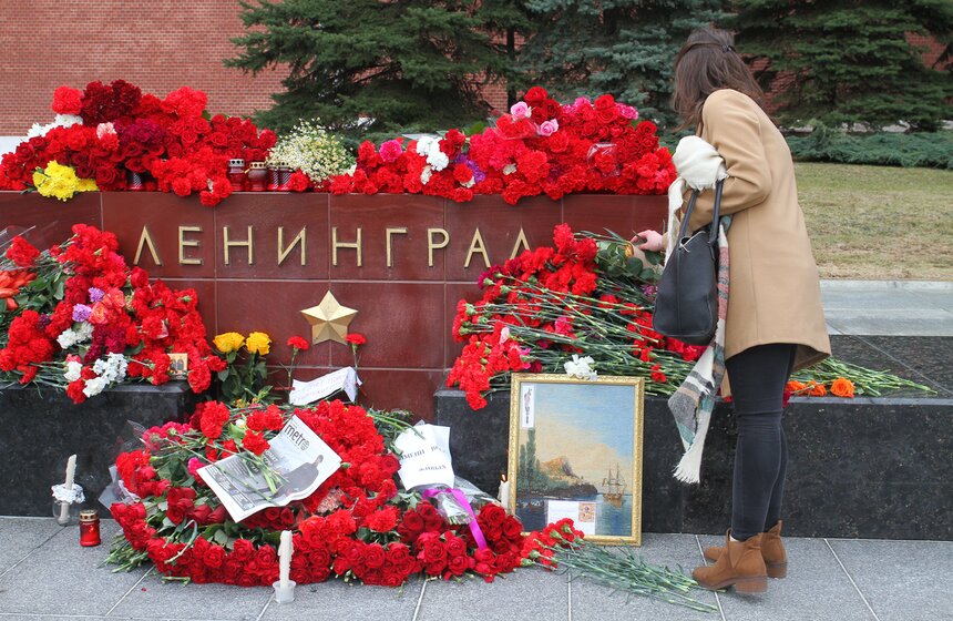 Москвичи почтили память жертв взрывов в петербургском метро 24 фото