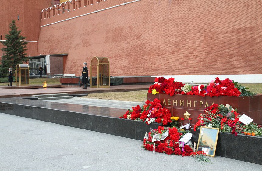 Москвичи почтили память жертв взрывов в петербургском метро 23 фото