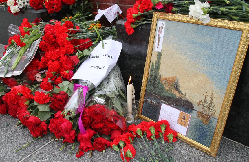 Москвичи почтили память жертв взрывов в петербургском метро 19 фото