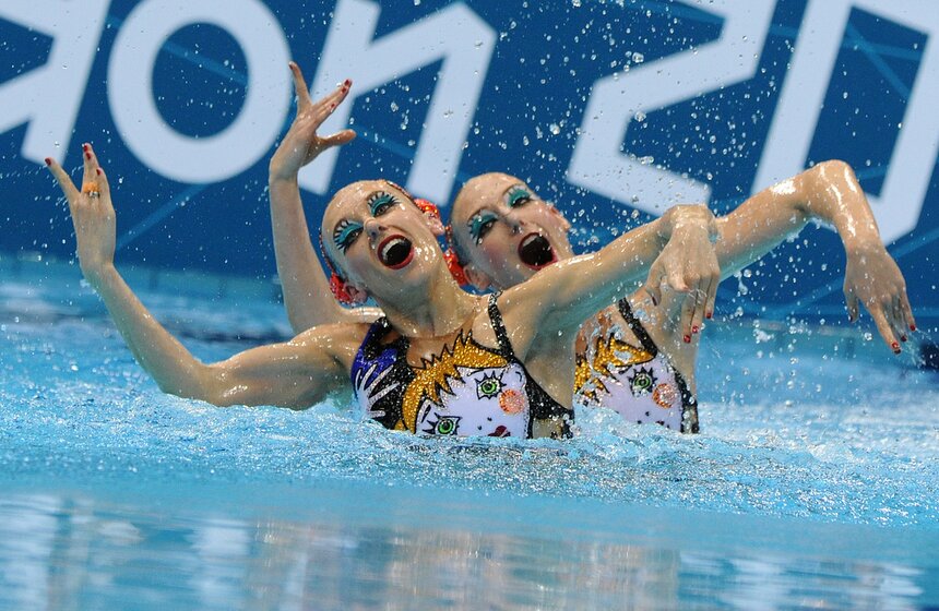 оссийские спортсменки Наталья Ищенко и Светлана Ромашина, завоевавшие золотую медаль на финальных соревнованиях по синхронному плаванию (дуэты), на ХХХ летних Олимпийских играх. Фото: ТАСС/ Станислав Красильников