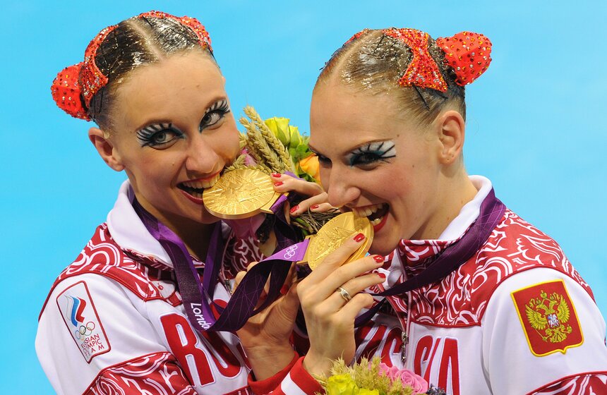 Российские спортсменки Наталья Ищенко и Светлана Ромашина (слева направо), завоевавшие золотую медаль на финальных соревнованиях по синхронному плаванию (дуэты), во время церемонии награждения на ХХХ летних Олимпийских играх. Фото: ТАСС/ Станислав Красильников