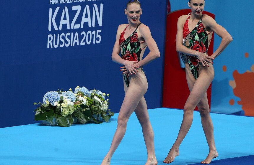 Российские спортсменки Светлана Ромашина и Наталья Ищенко (слева направо) во время выступления с технической программой в финале соревнований по синхронному плаванию среди женских дуэтов на 16-м Чемпионате мира ФИНА по водным видам спорта. Фото: ТАСС/Валерий Шарифулин