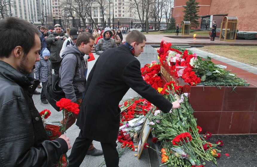 Москвичи почтили память жертв взрывов в петербургском метро 39 фото