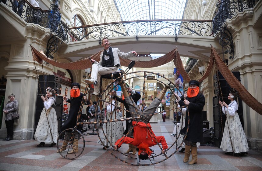 Очередной перформанс провел фестиваль "Золотая маска" 12 фото