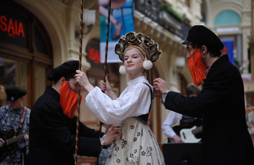 Очередной перформанс провел фестиваль "Золотая маска" 17 фото