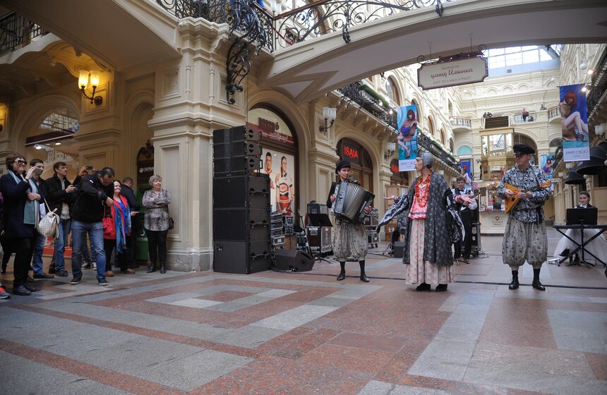 Очередной перформанс провел фестиваль "Золотая маска" 8 фото