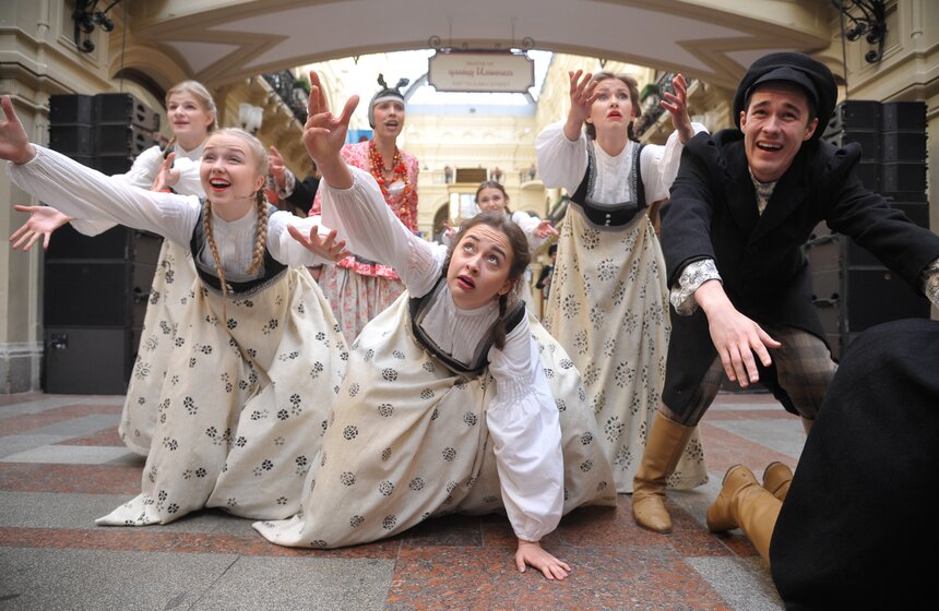 Очередной перформанс провел фестиваль "Золотая маска" 25 фото