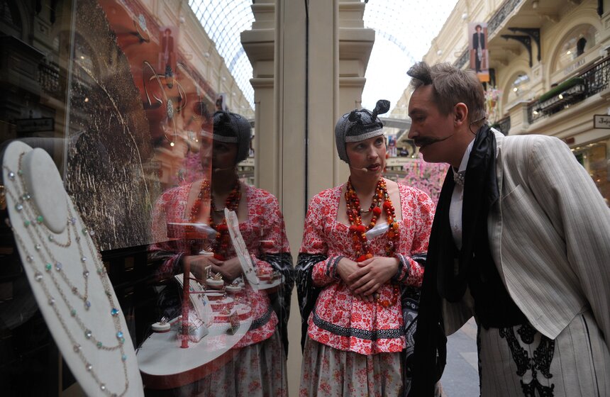 Очередной перформанс провел фестиваль "Золотая маска" 26 фото