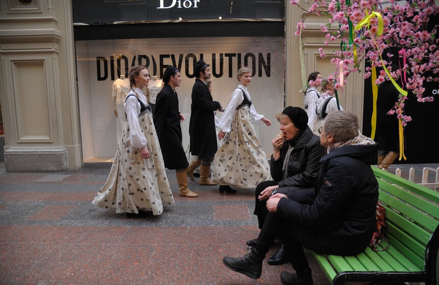 Очередной перформанс провел фестиваль "Золотая маска" 27 фото