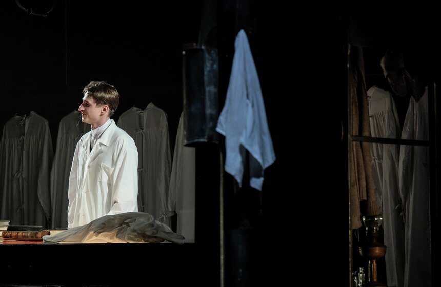 Спектакли "Золотой маски": "Записки юного врача" 25 фото