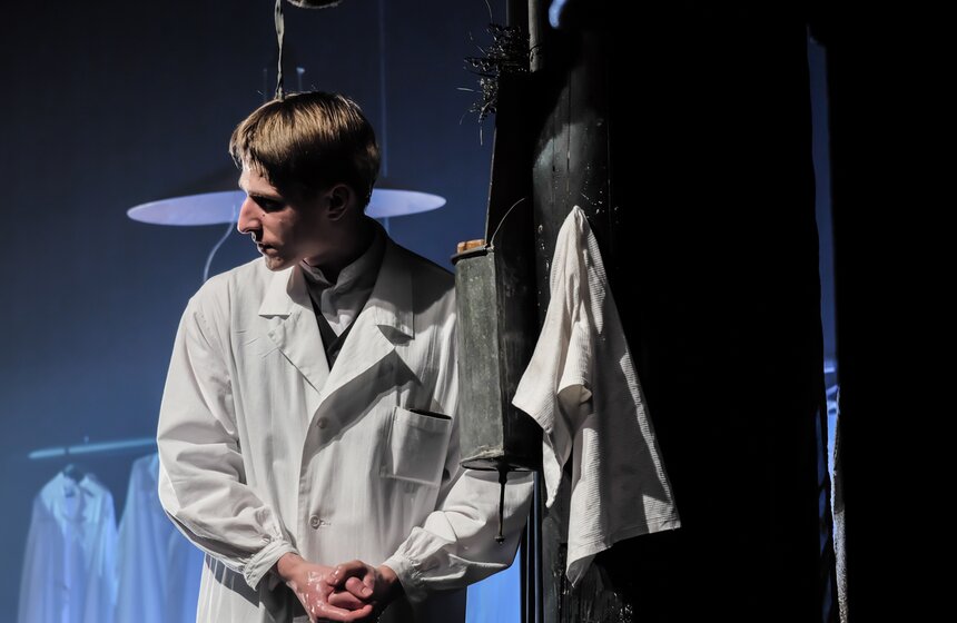 Спектакли "Золотой маски": "Записки юного врача" 24 фото