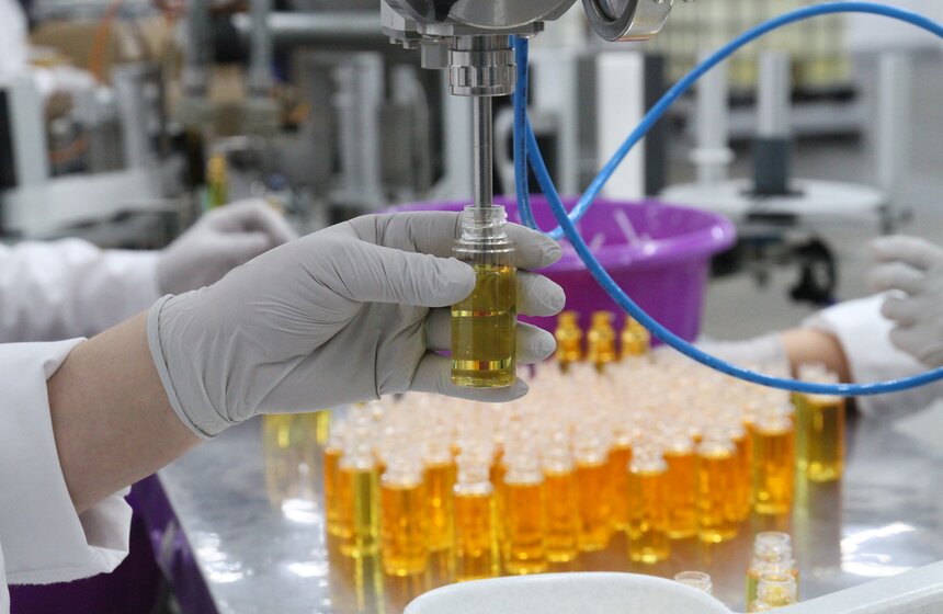 Мэр открыл новые производственные линии компании "Фаберлик" 23 фото