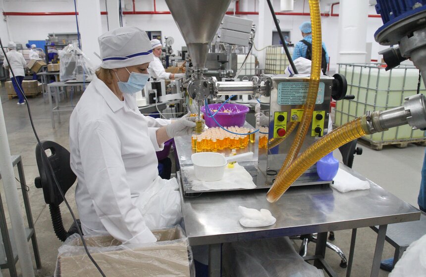 Мэр открыл новые производственные линии компании "Фаберлик" 22 фото